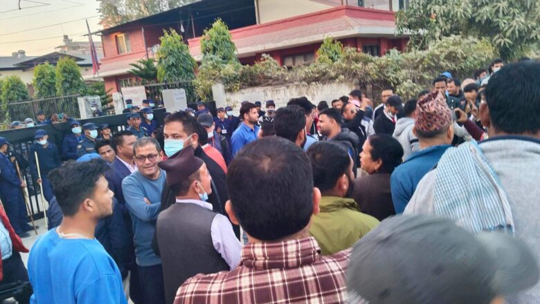 कैलाली ५ को मतगणना स्थल बाहिर नाराबाजी