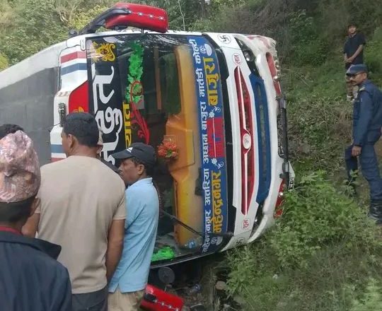 बाजुरा बस दुर्घटना अपडेट : २३ जनालाई जिल्ला अस्पताल ल्याइयो, एक जनालाई अछाम रेफर