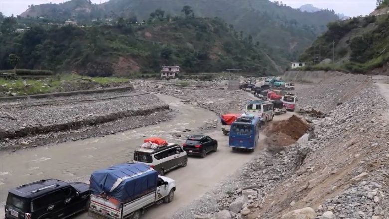 रोशी खोलामा पानीको सतह घटेपछि बिपी राजमार्ग सञ्चालनमा