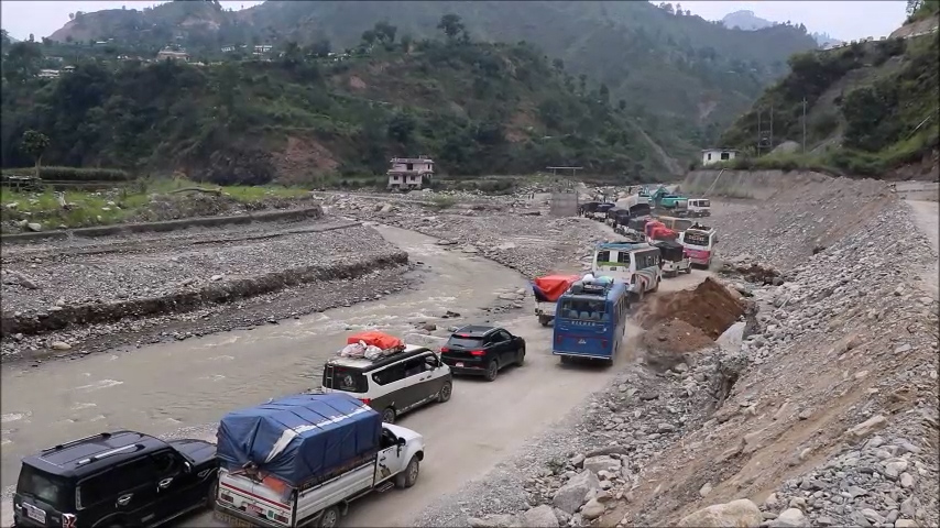 रोशी खोलामा पानीको सतह घटेपछि बिपी राजमार्ग सञ्चालनमा